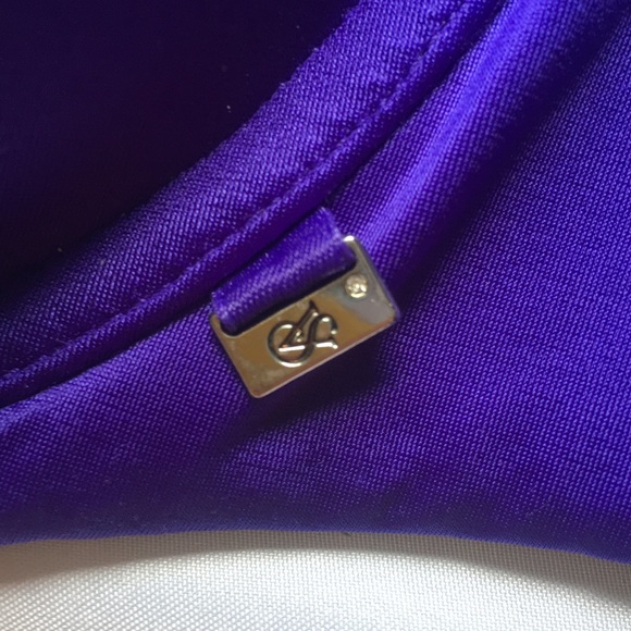 Victoria’s Secret Lightly Lined Plunge Bra - Picture 2 of 5